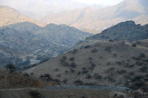 Saudi Arabia Barricades Its Border, U.S.-Style