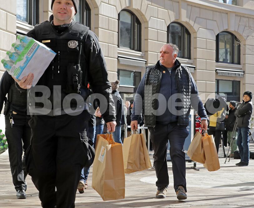 Lawmakers Drop By Chef Jose Andres' Pop Up Restaurant Serving Meals To Furloughed Federal Employees
