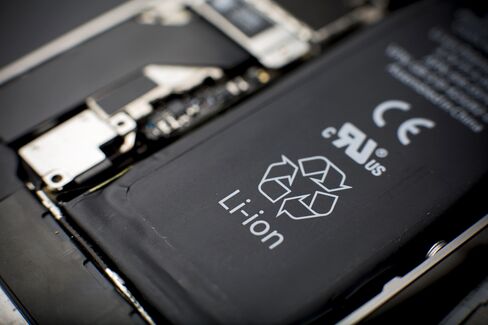 Largest Lithium Deal Spurred by Smartphones, Teslas