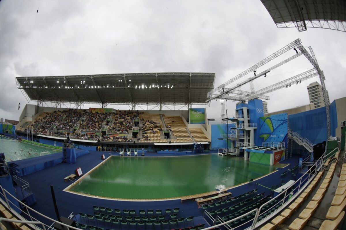 Rio S Olympic Swimming Pools Are Turning Gross Colors Due To Algae And A Lack Of Preparedness Bloomberg