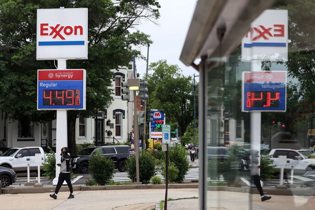 Bessent Plays Down a $200 Gasoline-Bill Hike Hurting US Buying Power