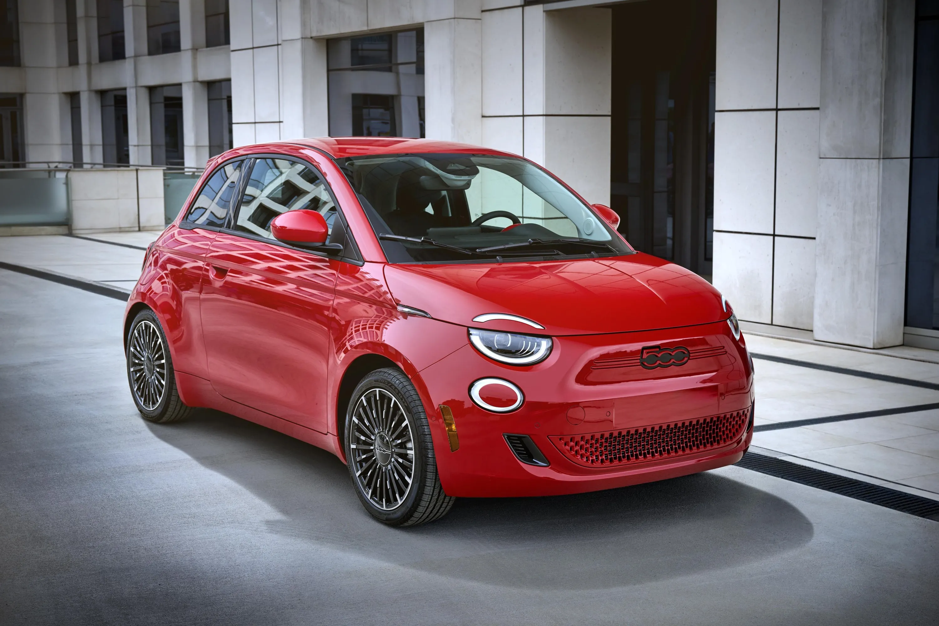 Fiat’s 500e, popular in Europe, will hit the US market at $32,500.&nbsp;