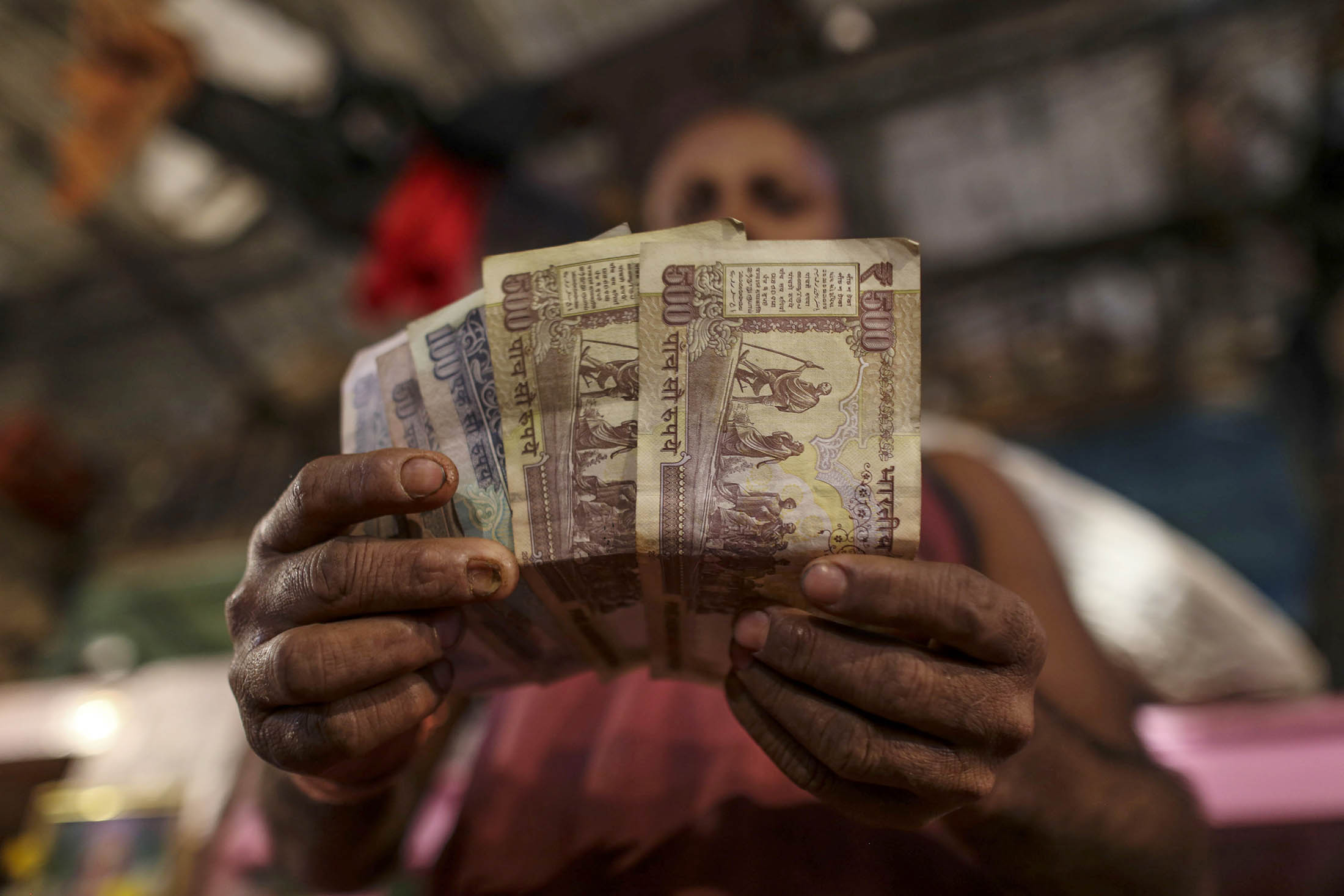 Индийская рупия сегодня. Indian Cash. Indian with money. Indian man rupee. Му rupees.