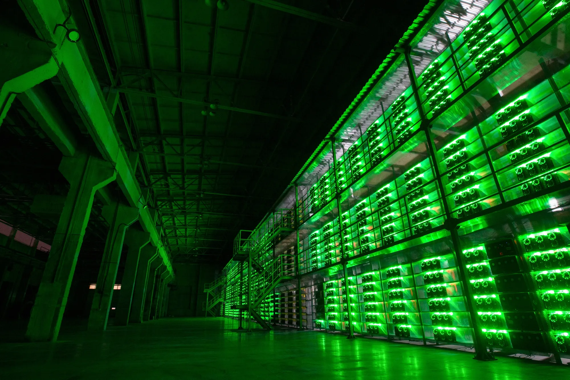 ビットコインが５月以来の安値から反発、再び7000ドル台回復 - Bloomberg