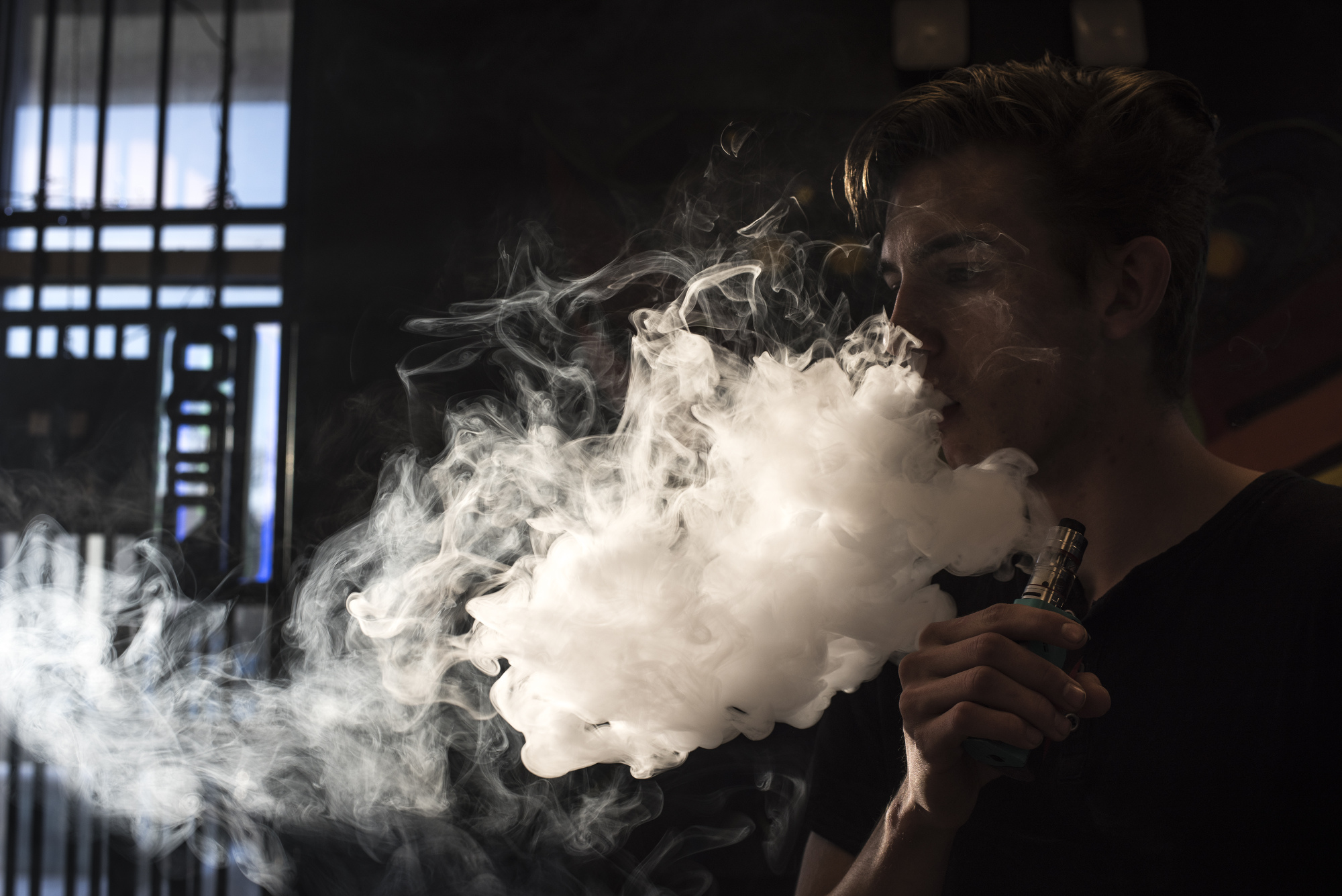 Ана делит вайп. Дым электронных сигарет. Человек с электронной сигаретой. Электронные сигареты дим. Много дыма.