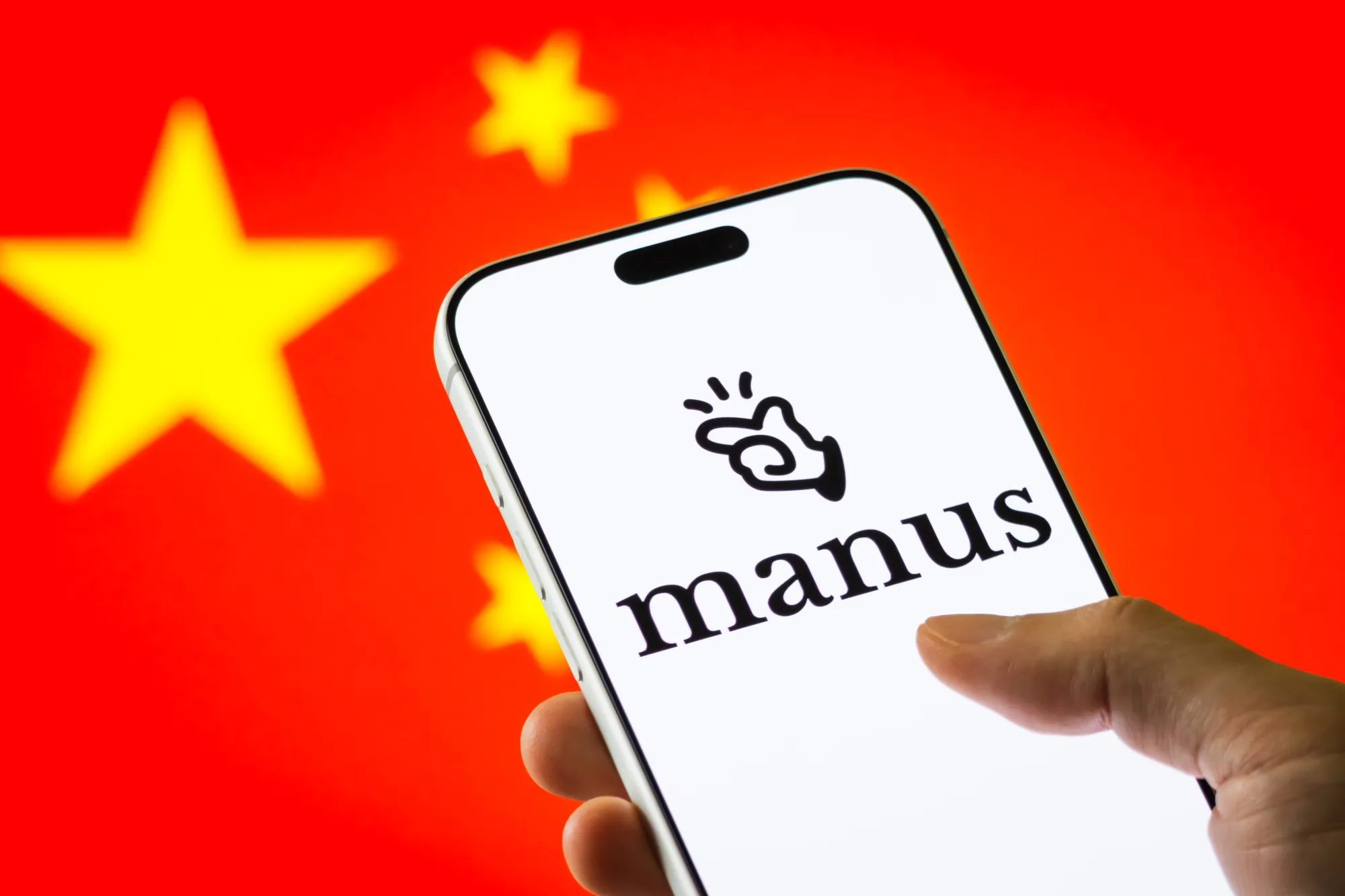 スマートフォンの画面に表示されたマナスのロゴ