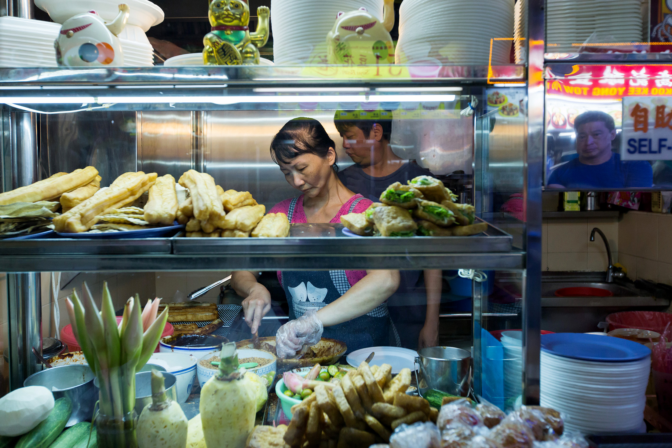 Why Singapore Wants Its Food Courts to Be Run by Machines, Not People - Bloomberg