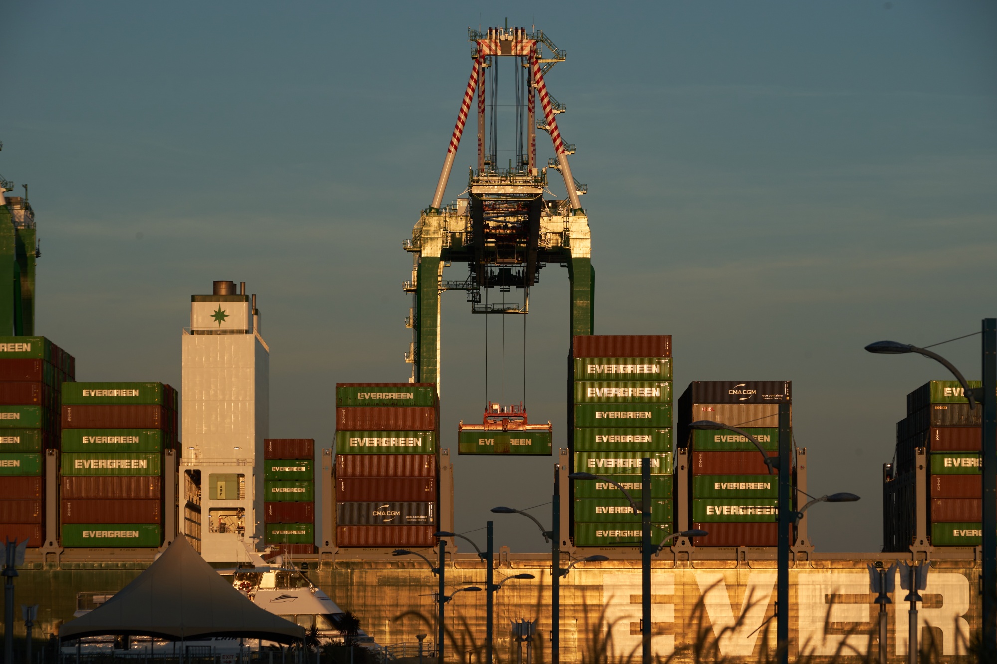 West Coast Port Union Shouldn’t Cling to an Inefficient Past - Bloomberg