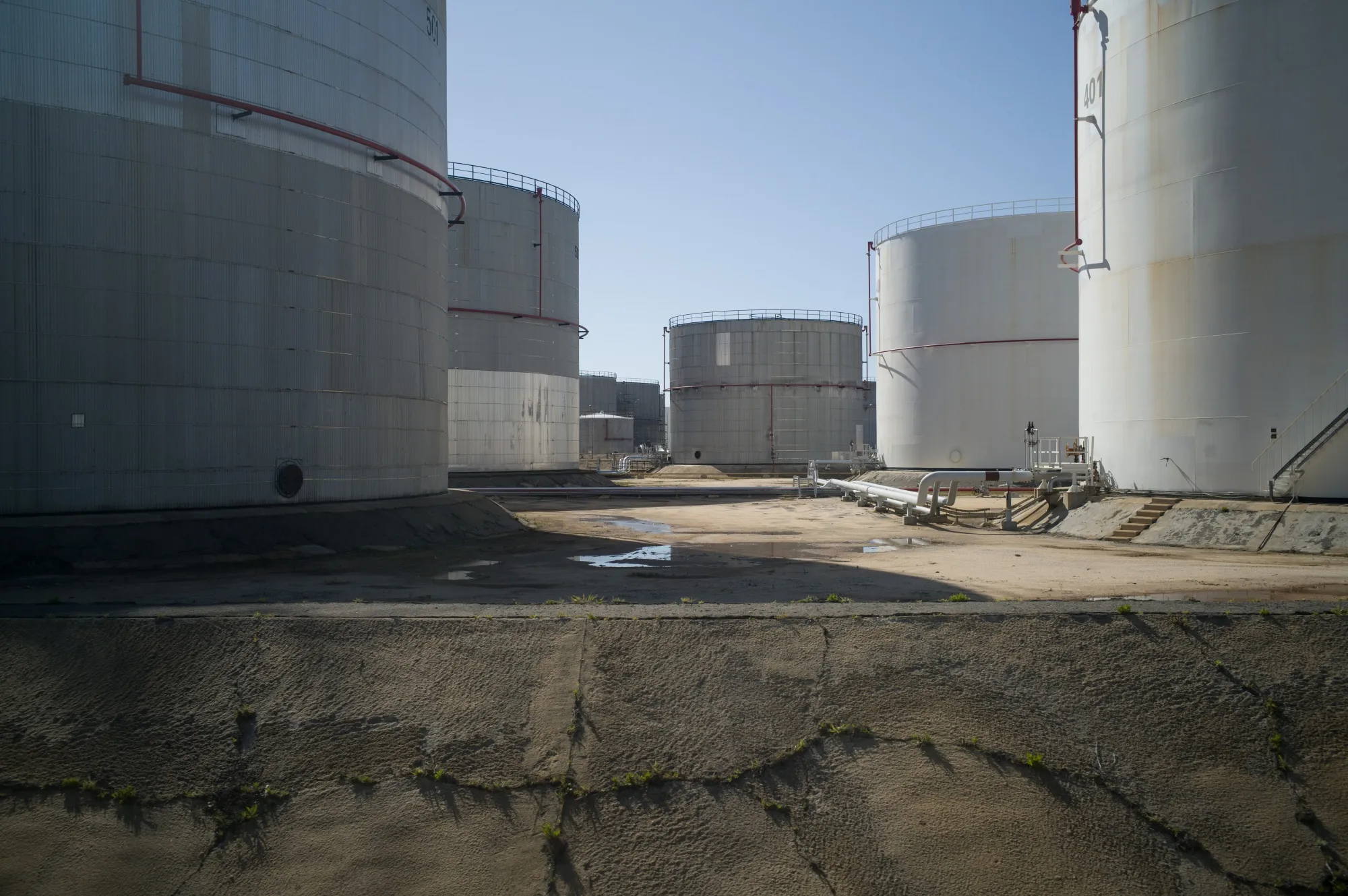 Oil Trading Giants Say Market's Long-Awaited Surplus Is Here