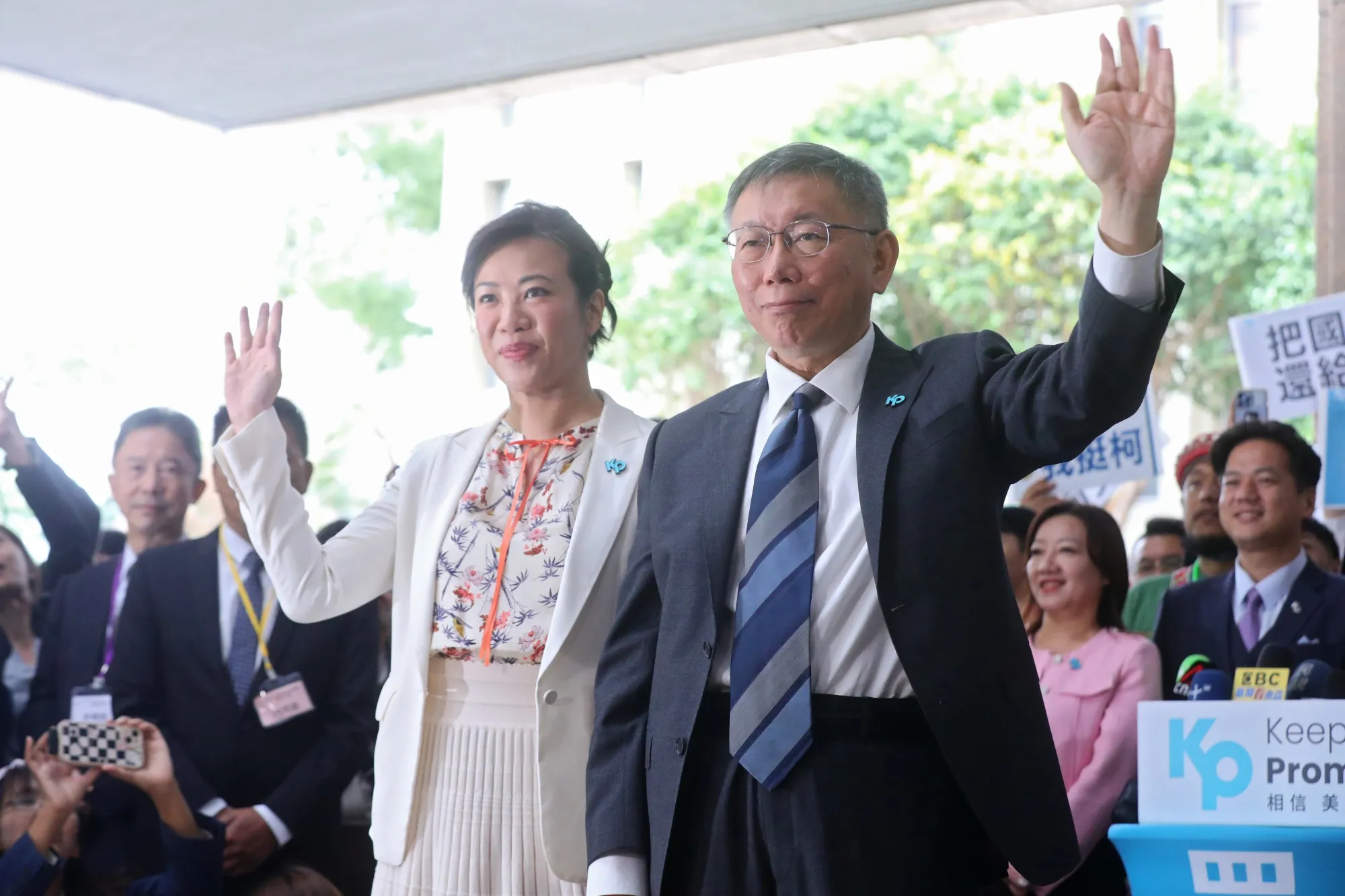 Ko Wen-je and Wu Hsin-ying in Taipei on Nov. 24.