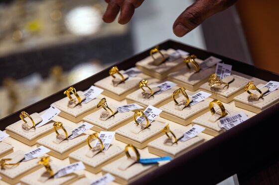 Asian Shoppers Snap Up Gold Bangles to Bars Amid Price Slump