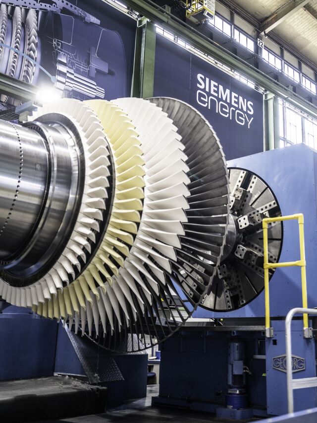 ■ Gas turbine components, rotors and stator, in testing at the Siemens Energy plant.