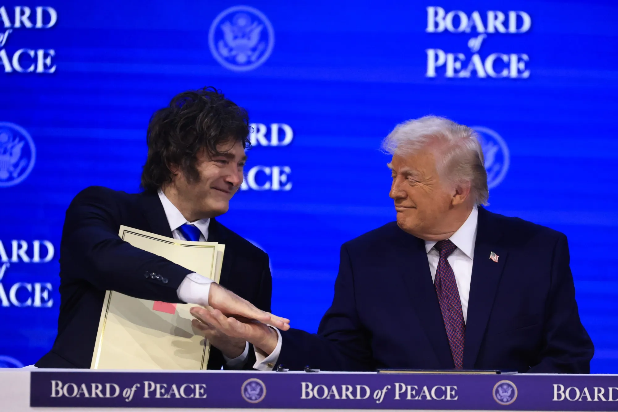 Javier Milei, presidente da Argentina (à esquerda), e o presidente dos EUA, Donald Trump, durante a cerimônia de assinatura do Acordo de Paz no Fórum Econômico Mundial.