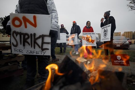 Canadian Heavy Crude Weakens as Rail Strike Halts Shipments