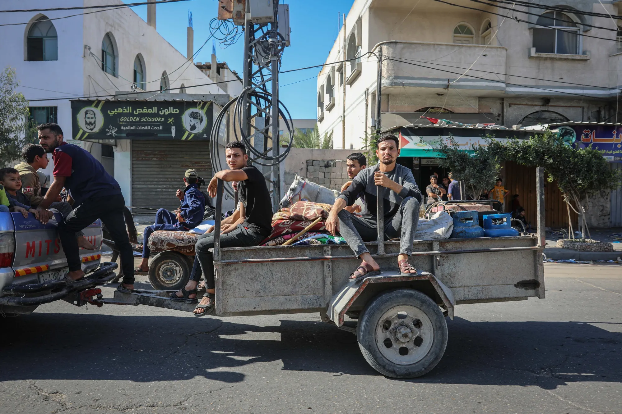 Palestinians flee from Gaza City to southern Gaza.