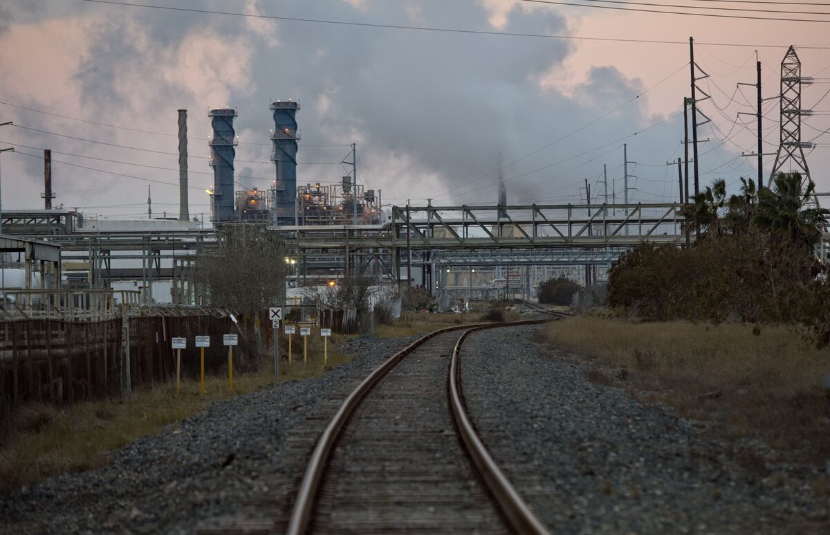 bloomberg.com - Julian Hast - US Natural Gas Falls in Thin Trading as Forecasts Shift Warmer