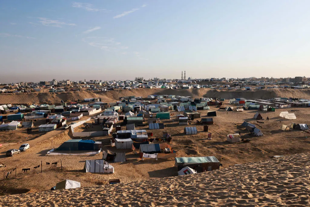 Displaced Palestinians at a&nbsp;makeshift&nbsp;camp by the beach in Rafah.