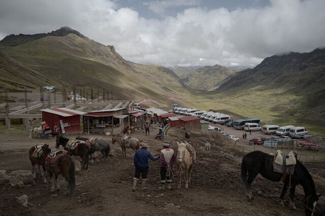 Los visitantes a la montaña de siete colores gastan millones cada año en la comunidad local, entre boletos, paseos en caballo y otras compras.