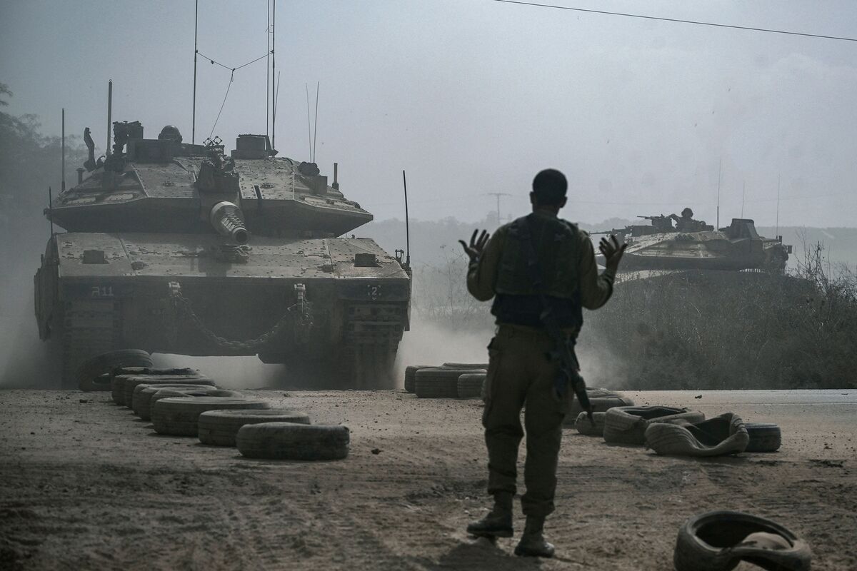 Israel-Gaza conflict: Israeli soldiers battle Hamas on second day