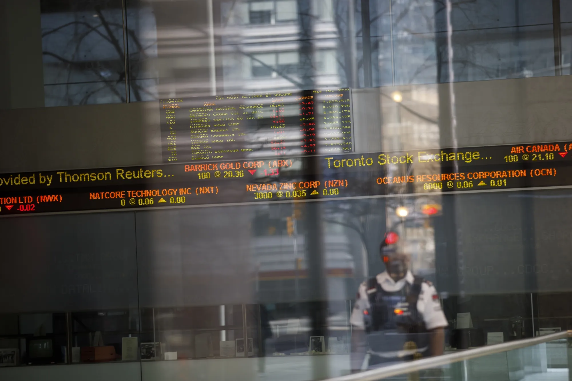 Canadian Stocks Plunge Again After Oil's Collapse Gets Worse