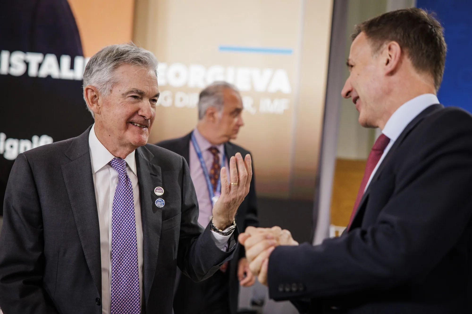 Fed chair Jerome Powell&nbsp;speaks with Jeremy Hunt, UK chancellor of the exchequer, at the International Monetary Fund and World Bank spring meetings earlier this month.&nbsp;