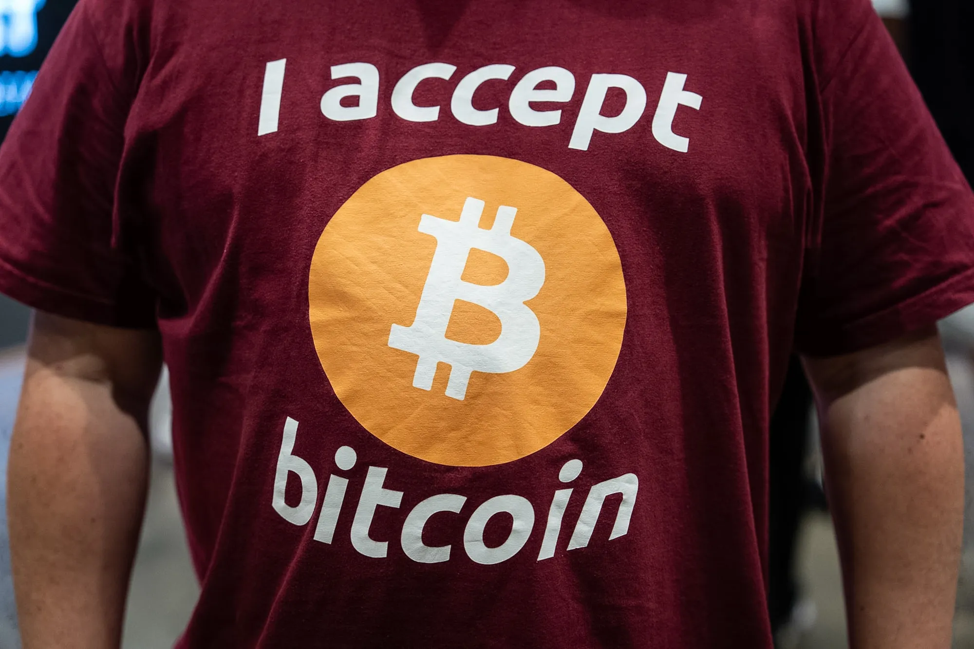 Tシャツにあしらわれたビットコインのロゴ（2025年8月28日）