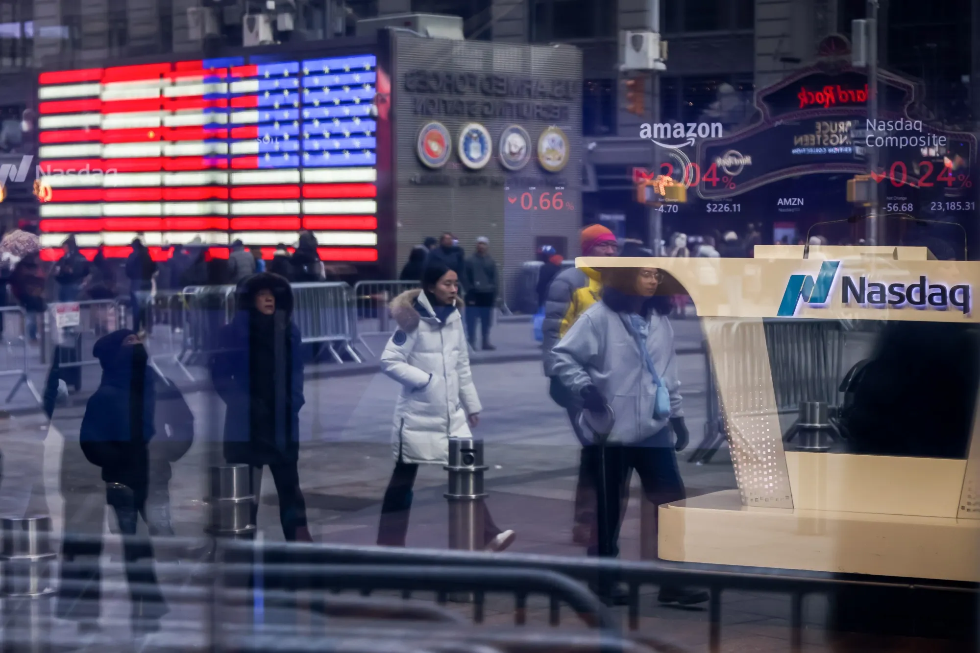 Money is finally flowing into old-economy sectors such as banks, consumer goods firms and miners in a bet that economic growth will broaden beyond AI.&nbsp;