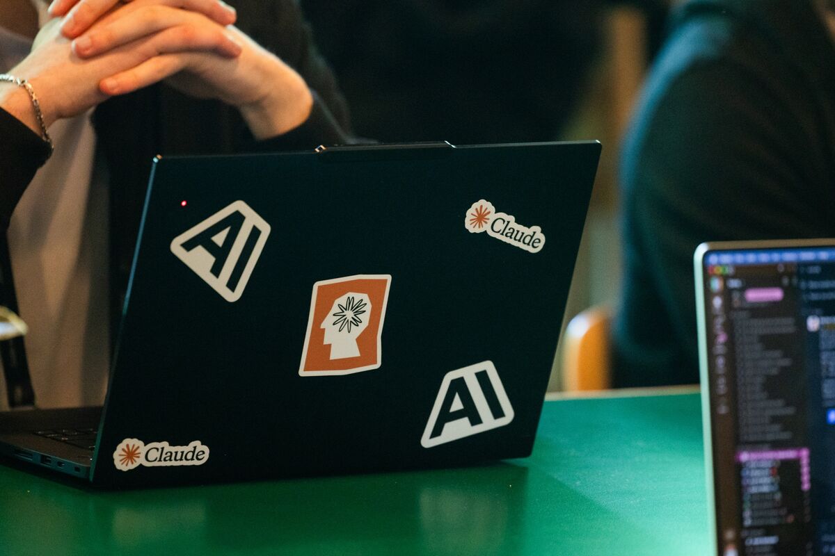 Anthropic Recruits Google Chip Pioneer for Hardware Push