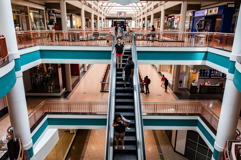 W lipcu klienci przechodzą przez centrum handlowe Destiny USA w Syracuse w stanie Nowy Jork w USA.