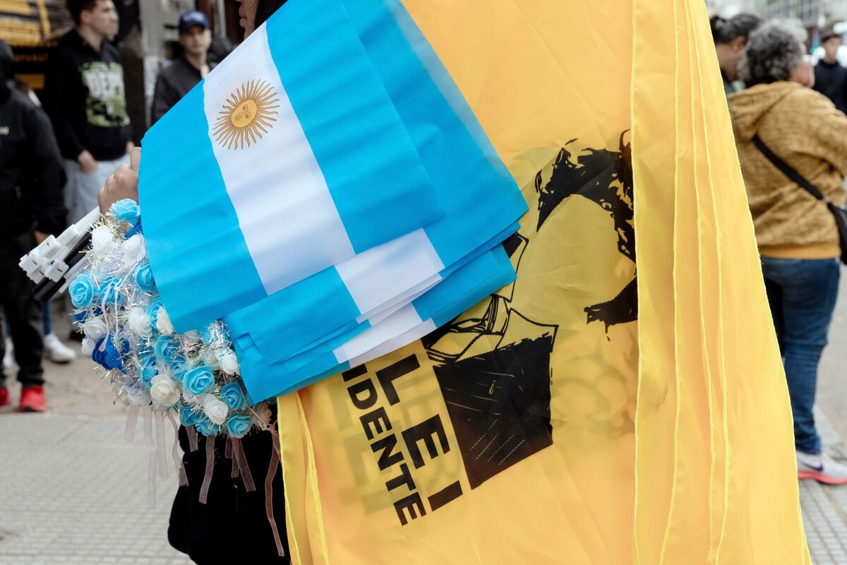 Milei’s Dollar Sales Bolster the Peso But Stoke Devaluation Bets