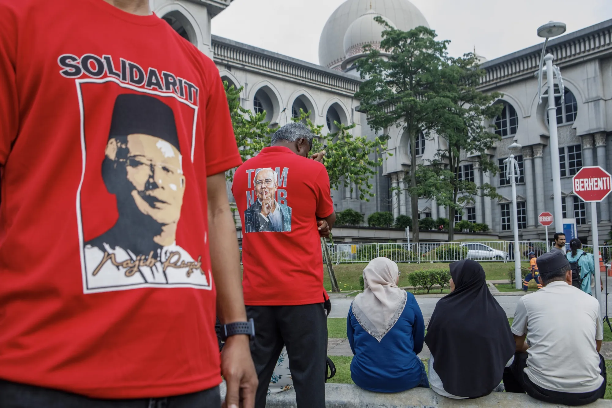 Supporters of former Prime Minister Najib Razak outside the Court of Appeal and Federal Court in Putrajaya on Dec. 26.&nbsp;