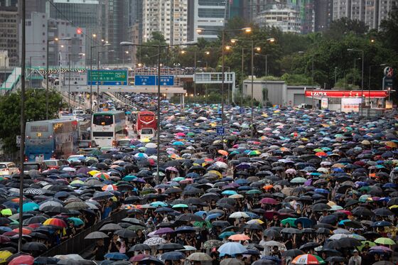 Turmoil in Hong Kong’s Streets and Markets Keeps Investors Worried
