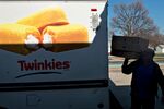Gary Keller, a Hostess driver for 16 years, carries the last items of his final&#13;
delivery at a Hostess Brands Bakery Outlet store in Peoria, Ill.&#13;
&#13;
