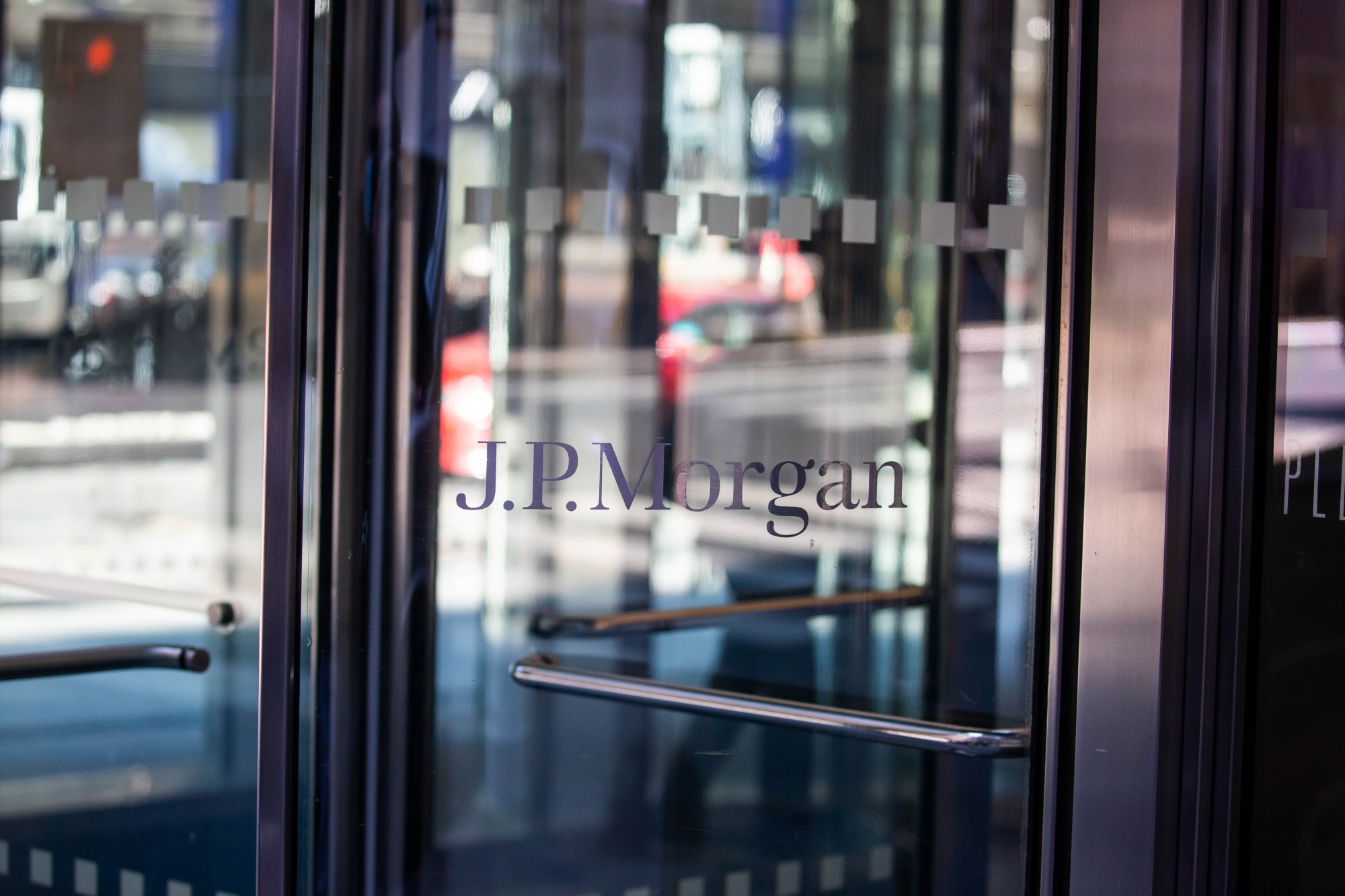 JPMorgan Trading-Floor Staff Return To Office