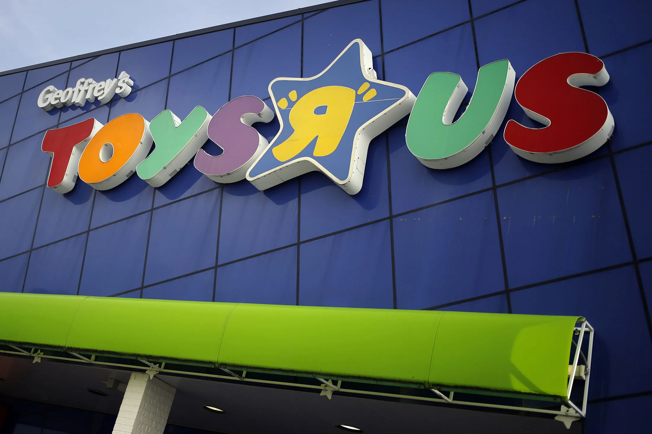 Toys R Us Back From the Dead Will Open U.S. Stores in 2019 Bloomberg