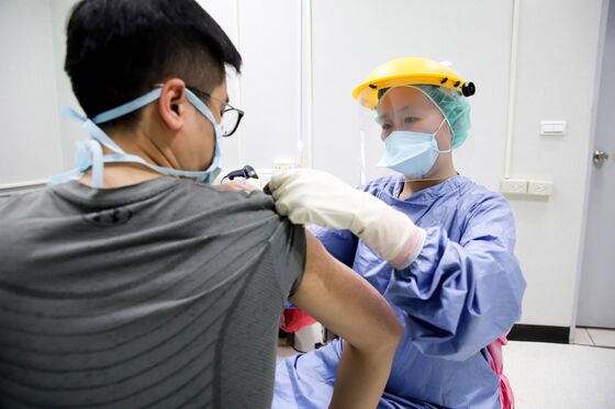 World’s Supply of Chips Is in Danger Unless Taiwan Gets Vaccines