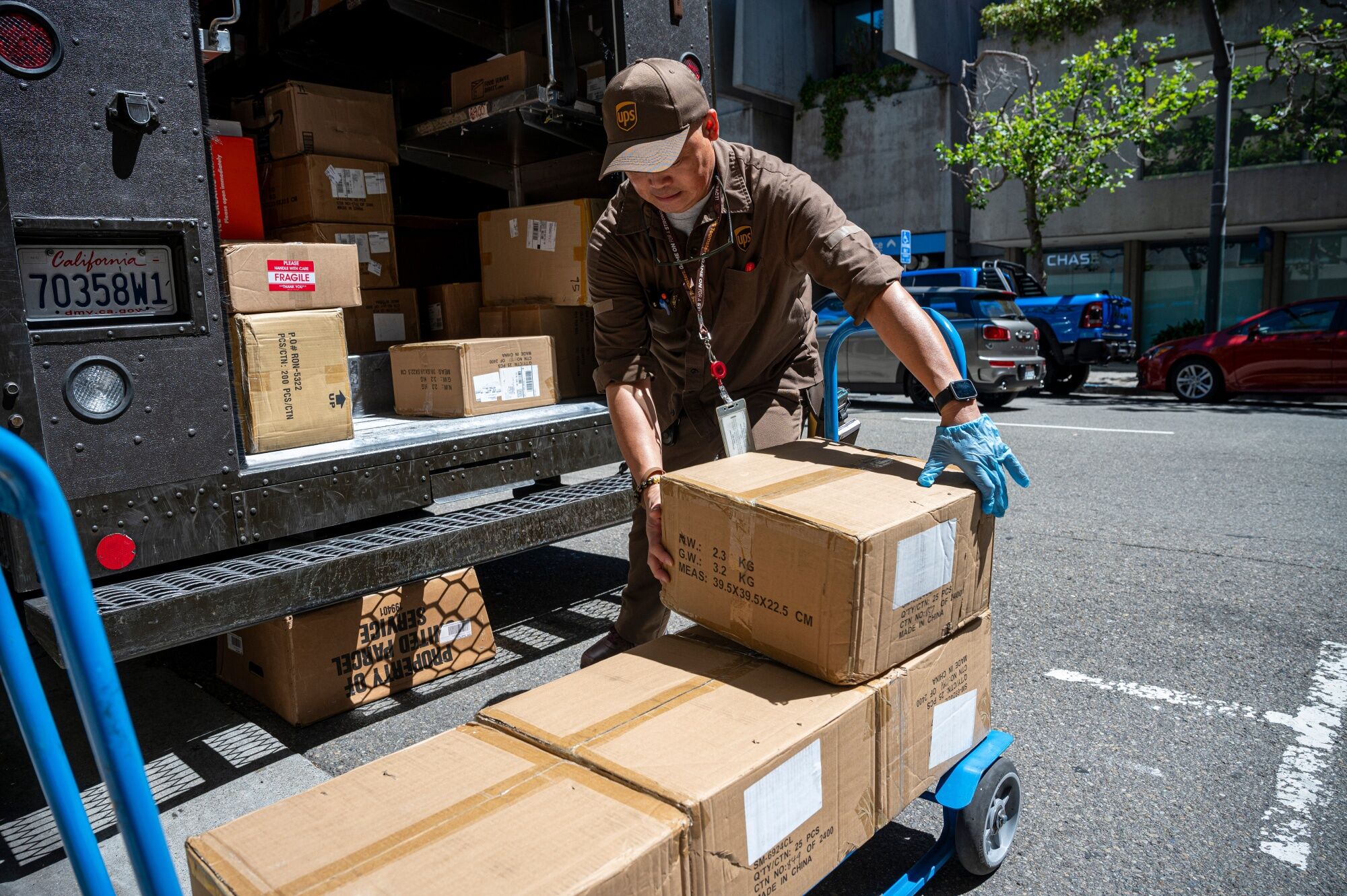 UPS Union Deal Raises Wages and Benefits by 3.3 a Year Bloomberg