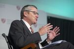 relates to 【コラム】ハーバード大学の経済学入門、主役交代へ-ノア・スミス