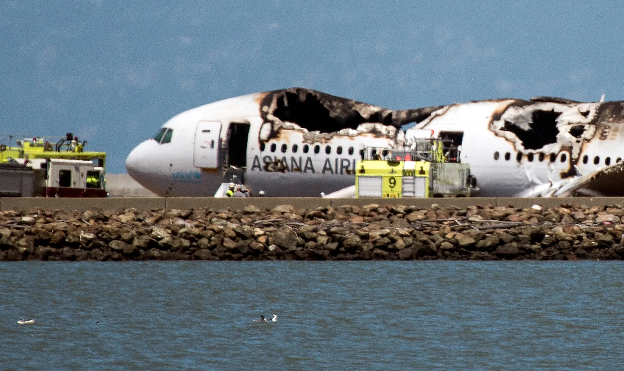 This Is How 300 People Escaped a Fiery Crash Landing in Dubai - Bloomberg