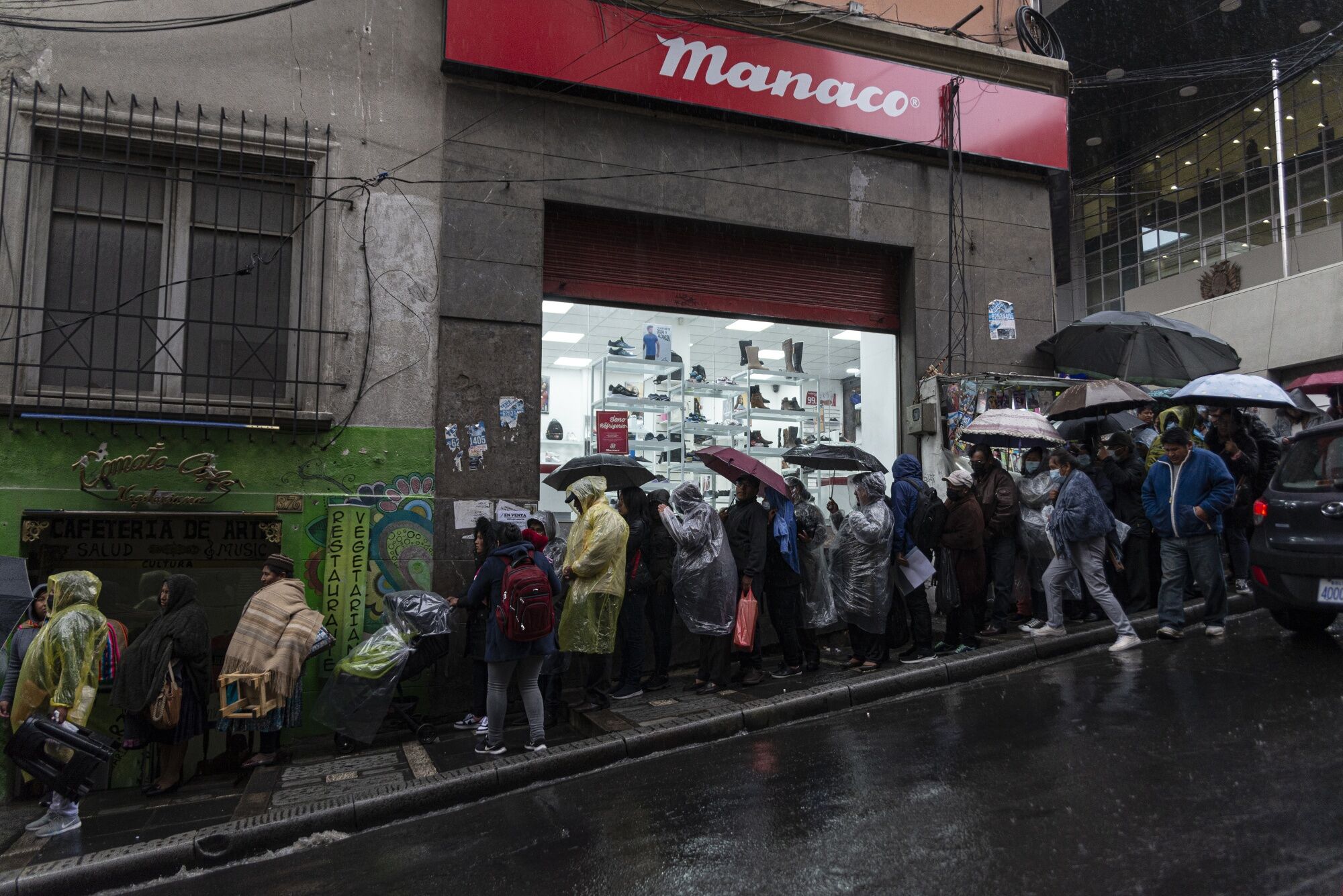 Bolivian Central Bank Schedules Dollar Sales Amid Soaring Demand