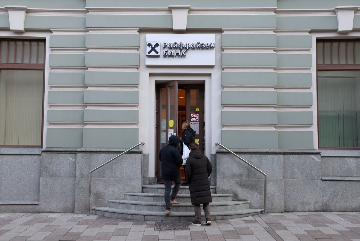 Raiffeisen CEO Says Divesting Russia Unit Is ‘Not in Our Hands’