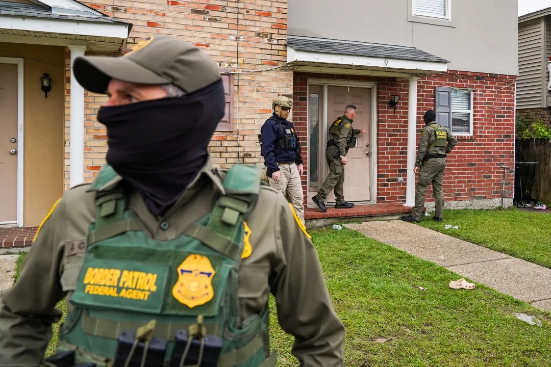 米ルイジアナ州ケナーで不法移民の取り締まりを行う当局者