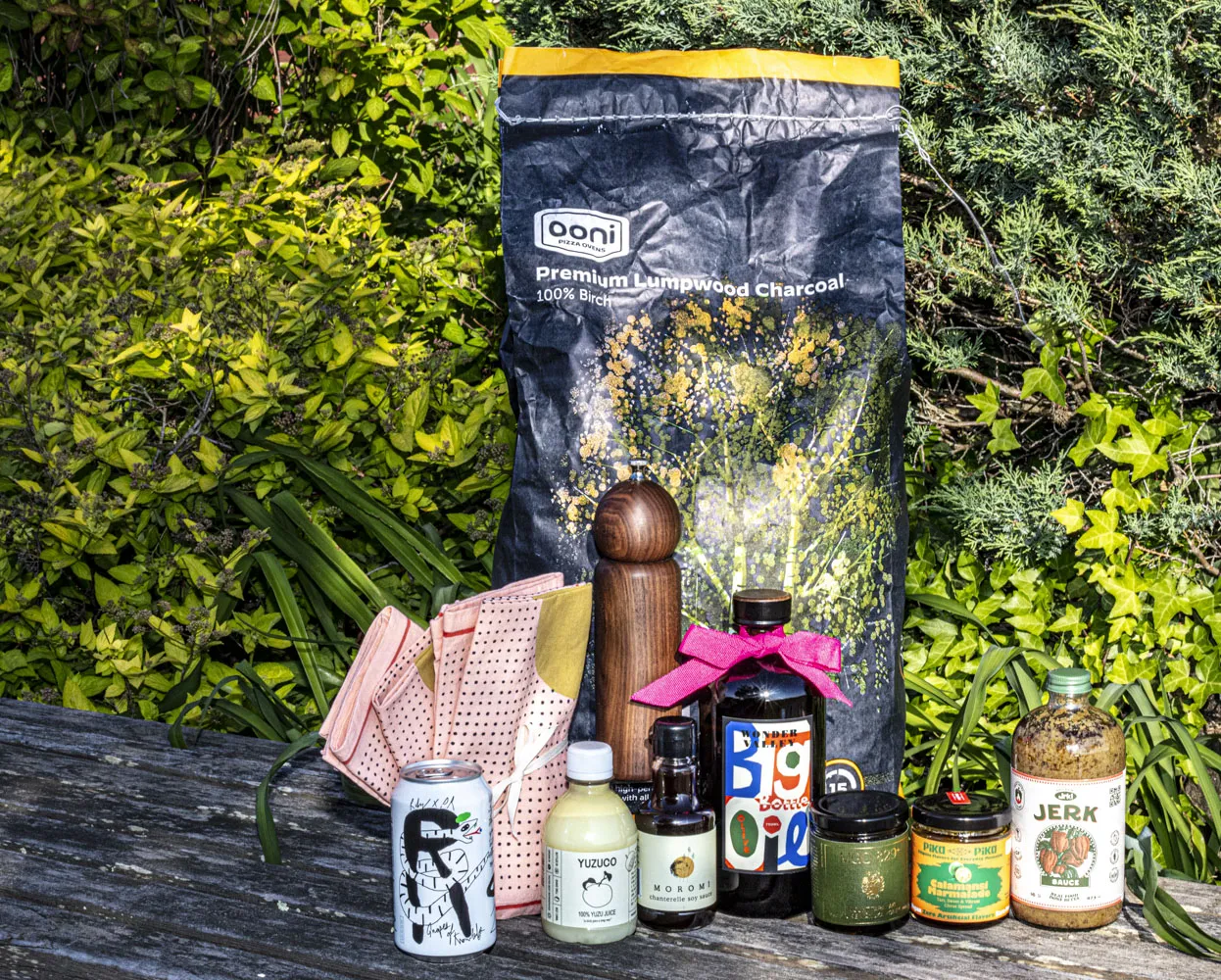 Sauces, marinades, napkins, a pepper grinder and even a bag of artisanal charcoal are among the best gifts you should bring to your next barbecue.