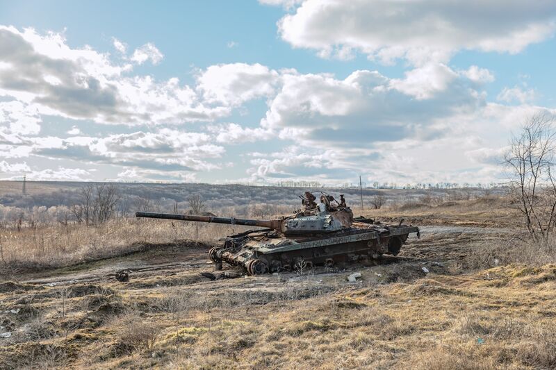 Un tanque ruso destruido cerca de Kharkiv.  Los funcionarios ucranianos ven límites a la capacidad de Rusia para seguir luchando a medida que se agotan las existencias de armas.