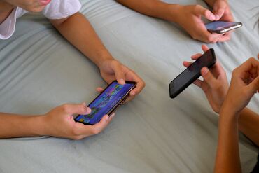 FRANCE-YOUTH-TECHNOLOGY