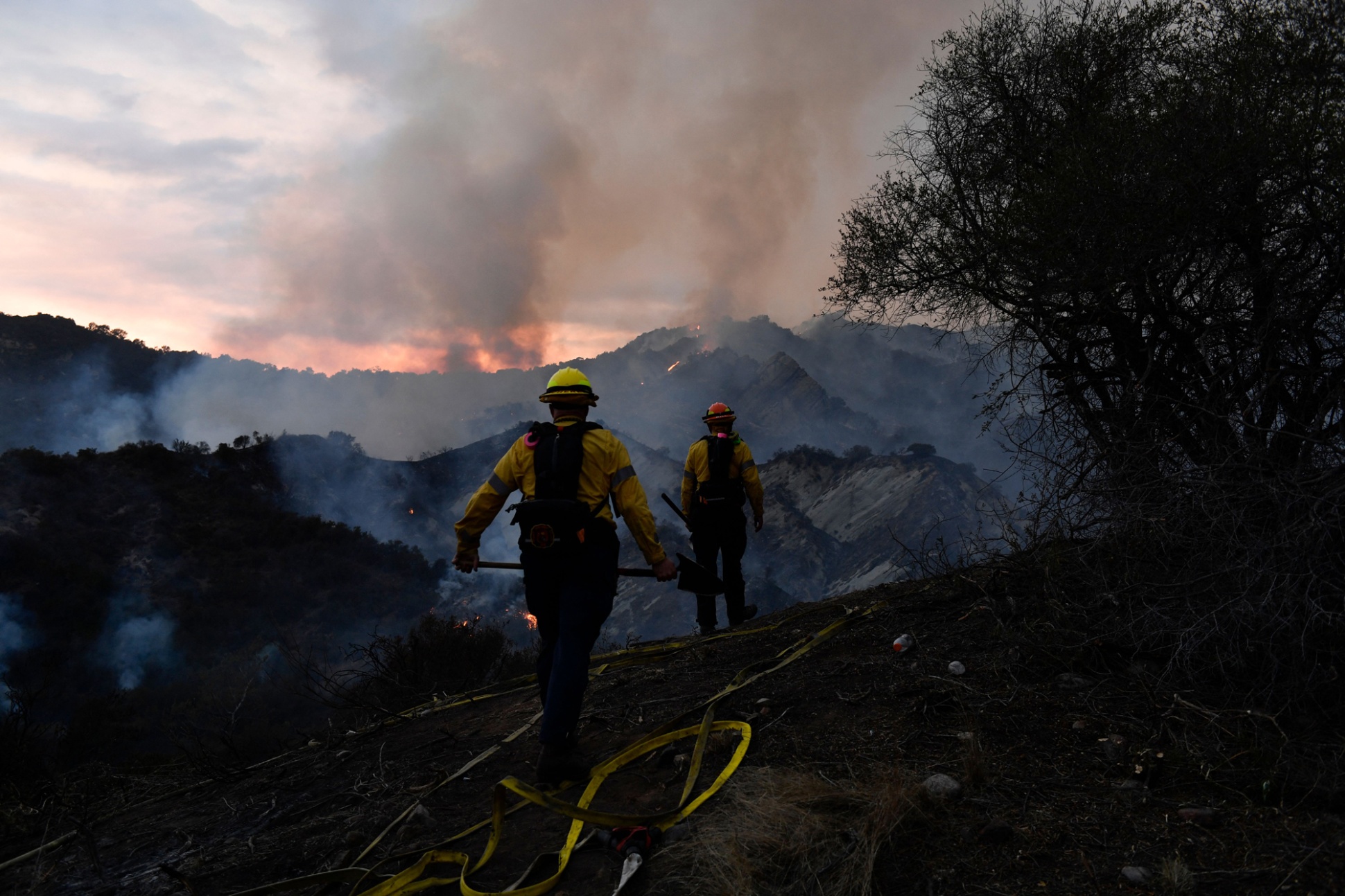 Police: 2 Arson Suspects Detained In Los Angeles Wildfire - Bloomberg