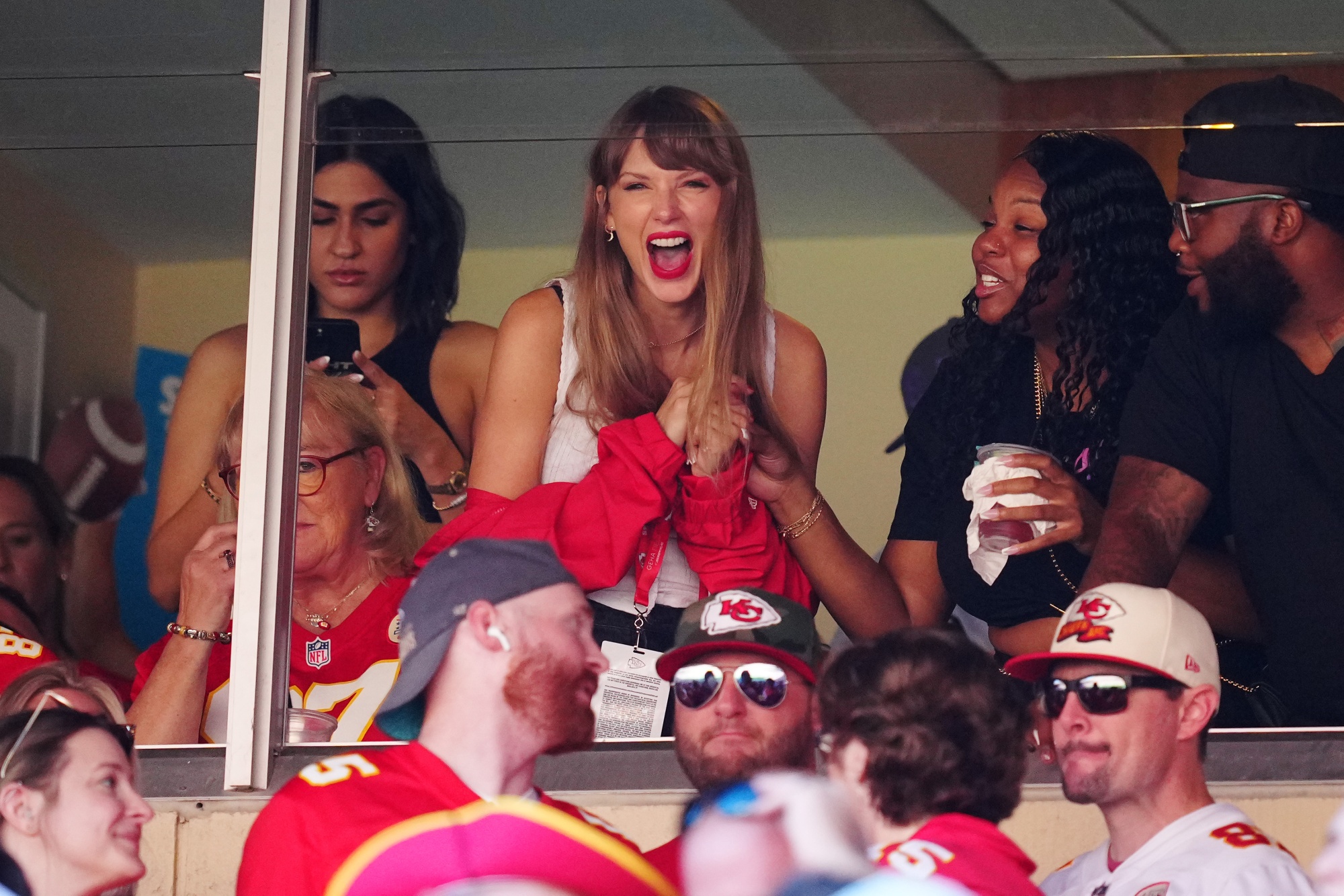 Taylor Swift and Travis Kelce: Pop Star Boosts Sales for Jets and