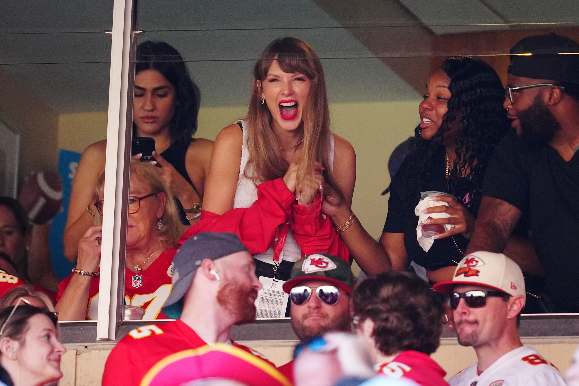 Taylor Swift Cheers on Travis Kelce at Chiefs-Jets