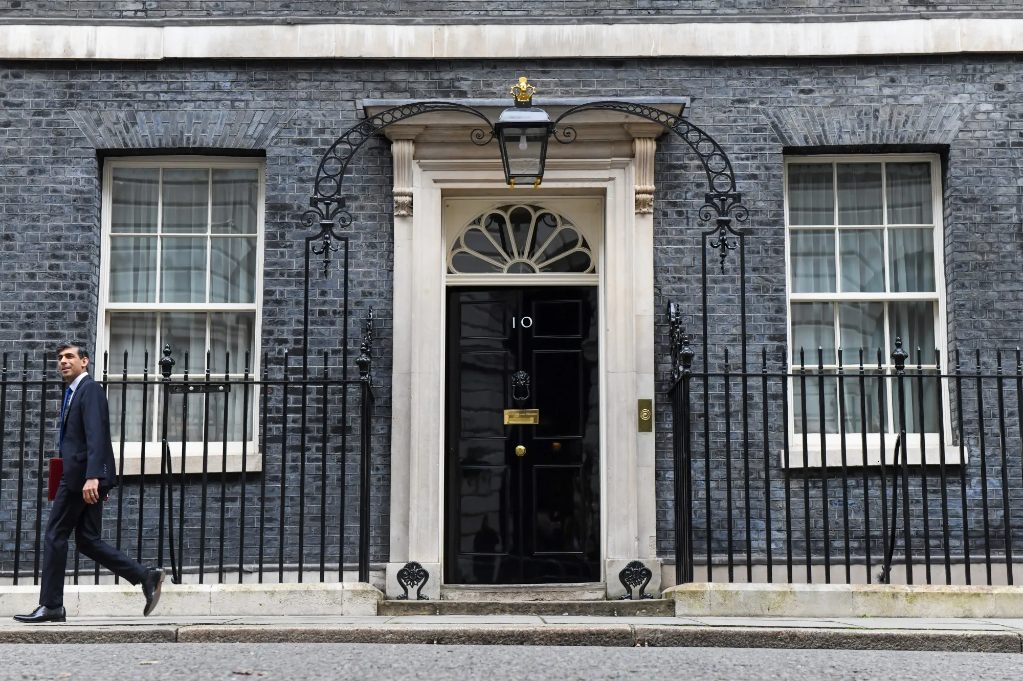 Prime Minister Rishi Sunak is resisting calls to set the date for a UK general election, with polls showing the opposition Labour Party on course to oust his Conservatives from power.