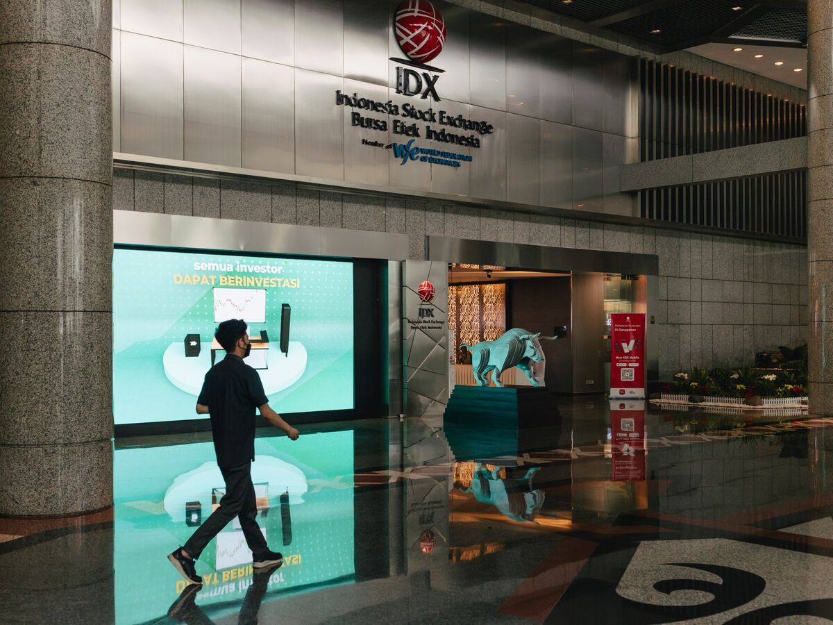Big Asia Stock Funds Turn to Laggards to Cut Risk From AI Swings
